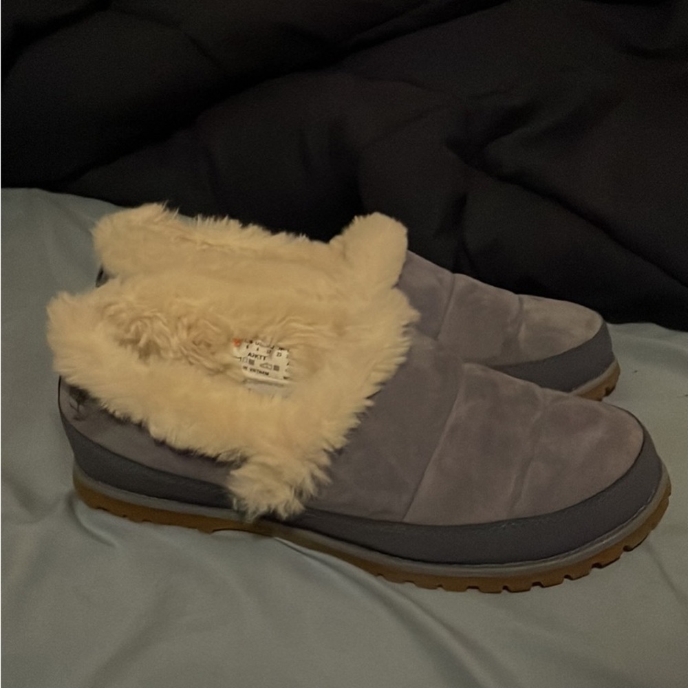 timberland womens josselin slippers. Size 6. Carolina blue